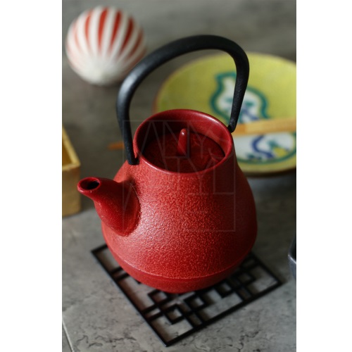 original photo taken at TSURU-IPPUKU Kyoto shop – Nambu iron teapot