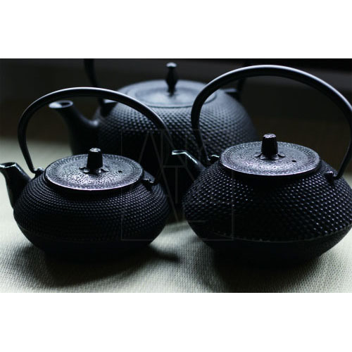 original photo taken at TSURU-IPPUKU Kyoto shop – Nambu iron kettle in kyoto