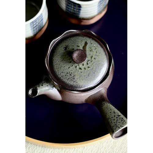 original photo taken at TSURU-IPPUKU Kyoto shop –Japanese side-handle teapot (kyusu), bankoyaki clay